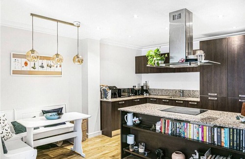East Putney Apartment | Lovely large flat in brilliant location. Free off road parking space