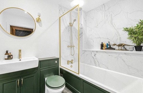 East Putney Apartment | Lovely large flat in brilliant location. Free off road parking space