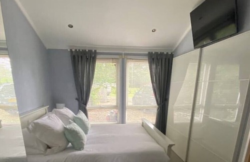 New Forest District Cabin | Lovely Lodge in private grounds with enviable view