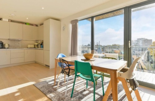 West Hill Apartment | Lovely Luminous 3 Bed Flat, with secure Ev Parkng