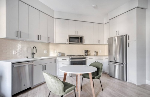 Sunnyvale West Apartment | Lovely Mountain View 1BR w/W/D, Pool & Gym, nr tech HQs, by Blueground