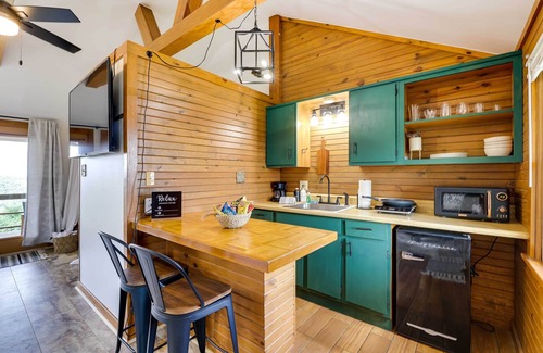 Eureka Springs Apartment | Lovely Ozarks Cabin Rental ~ 5 Mi to Beaver Lake!