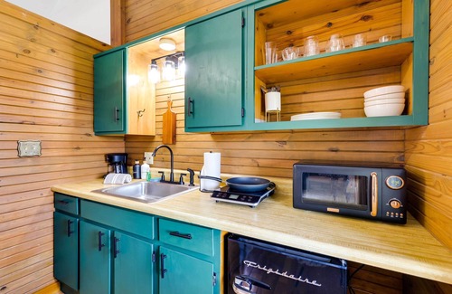 Eureka Springs Apartment | Lovely Ozarks Cabin Rental ~ 5 Mi to Beaver Lake!