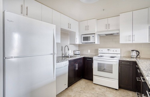 Evergreen Park Apartment | Lovely Palo Alto 2BR w/AC, Pool & W/D, walkable location, by Blueground