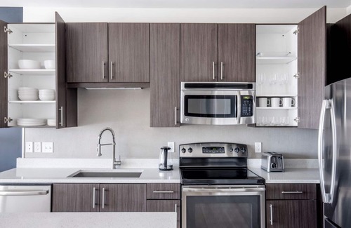 Jefferson Manor Apartment | Lovely Potomac Yard City 1BR w/W/D & Gym, nr Airport, by Blueground