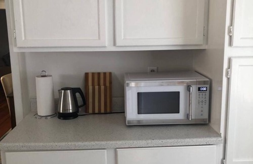 Albany House | LOVELY RENOVATED 2 BEDROOM HOME WITH FREE PARKING