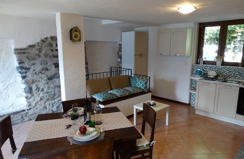 Mezzegra House | Lovely renovated barn, stunning lake views, olive grove, breeze +peace of mind