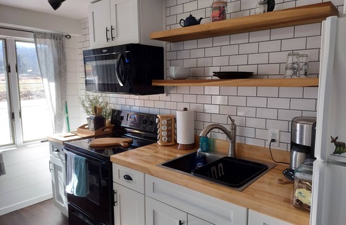 Waynesville Apartment | Lovely Rental Unit Across from Golf Course