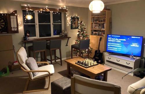 Grays Apartment | Lovely riverside flat