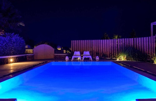 Exo Gialos Villa | Lovely Santorini Villa | 3 Bedrooms | Aria Villa | Private Pool & Close