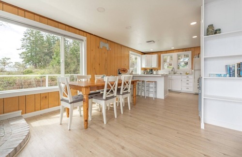 Anderson Island House | Lovely Seaside Escape! Private Beach!