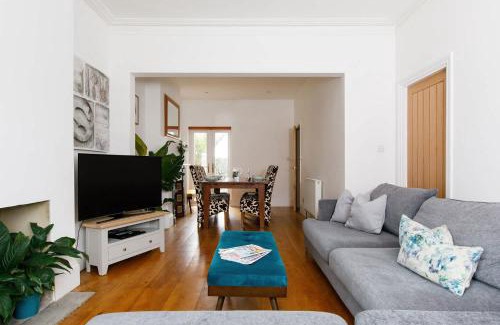 Felpham House | Lovely Seaside Villa & Gardens 40 Metres to Beach