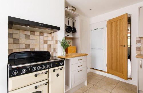 Felpham House | Lovely Seaside Villa & Gardens 40 Metres to Beach