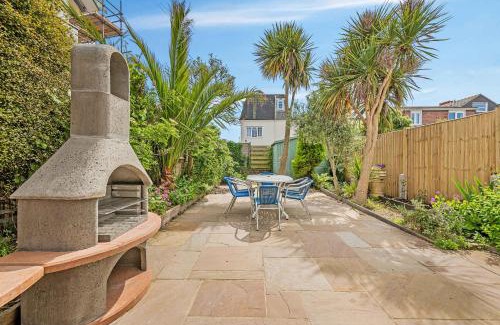 Felpham House | Lovely Seaside Villa & Gardens 40 Metres to Beach