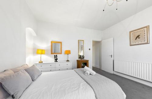 Brent Apartment | Lovely Split level 2 bedroom flat in NW London