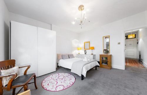 Brent Apartment | Lovely Split level 2 bedroom flat in NW London