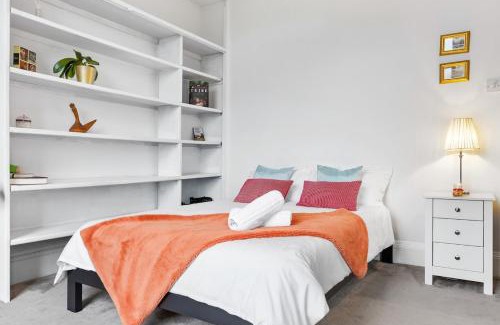 Brent Apartment | Lovely Split level 2 bedroom flat in NW London