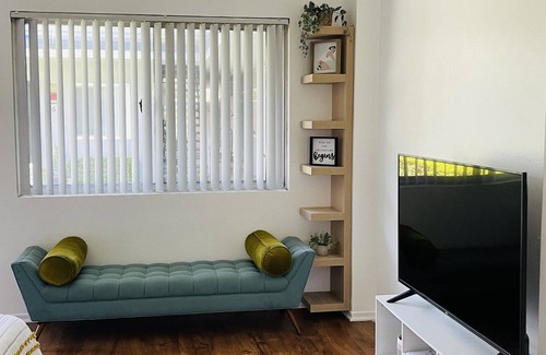 Gardena Apartment | Lovely studio in the heart of gardena..