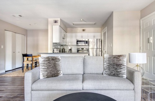 Sunnyvale Apartment | Lovely Sunnyvale 1BR w/Gym, Pool & Parking, near freeways, by Blueground