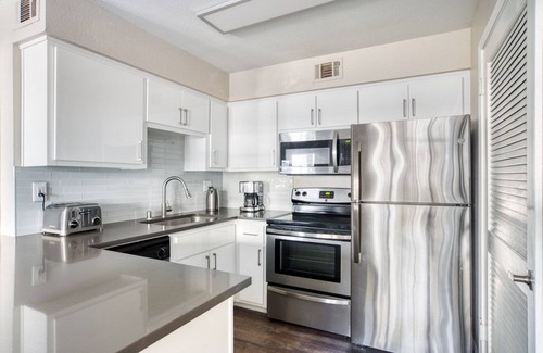 Sunnyvale Apartment | Lovely Sunnyvale 1BR w/Gym, Pool & Parking, near freeways, by Blueground