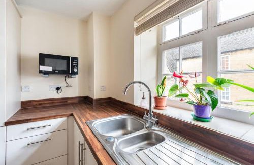 Cirencester Apartment | Lovely Town Centre 1 Bed Nr Country & River Walks