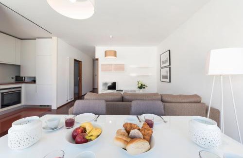 Lordelo do Ouro e Massarelos Apartment | LovelyStay - Casas Brancas - Modern Apartment with Balcony & free private parking