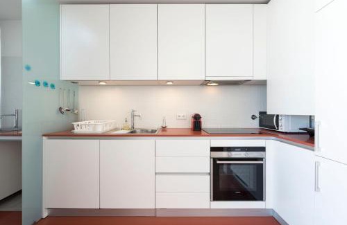Lordelo do Ouro e Massarelos Apartment | LovelyStay - Casas Brancas - Modern Apartment with Balcony & free private parking