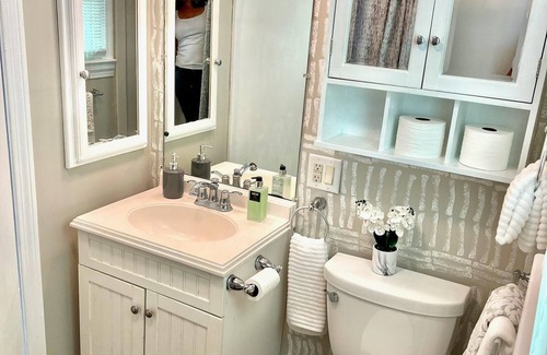 Lansing Cottage | LOW AUGUST RATES! Cozy Cottage with private setting in Lansing, NC