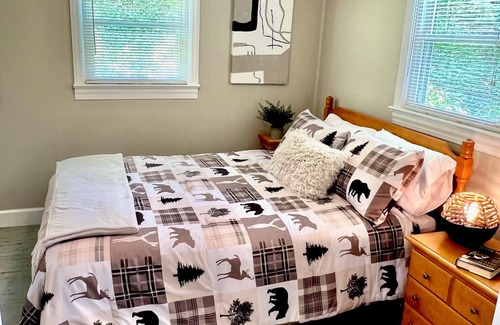 Lansing Cottage | LOW AUGUST RATES! Cozy Cottage with private setting in Lansing, NC