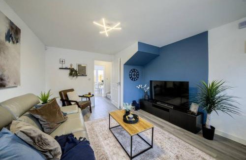 Cranfield House | Low Rate 3 Bedroom House near Milton Keynes Bowl, Sleeps 6, with Free Wi-Fi, Full Kitchen, Garden and Free Parking - 1BYC