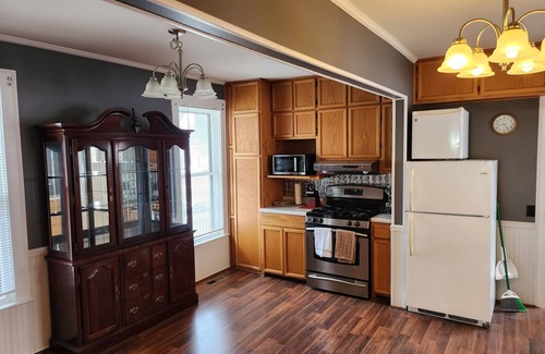 Brookfield Apartment | Lower 2 Bedroom Parkview