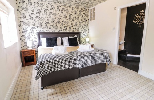 Hendrerwydd Cottage | LOWER GARDENER'S COTTAGE, pet friendly, with hot tub in Denbigh