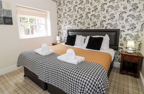 Hendrerwydd Cottage | LOWER GARDENER'S COTTAGE, pet friendly, with hot tub in Denbigh