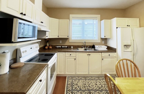 Abbotsford House | Lower Grapevine - Entire Guest Suite in Abbotsford!