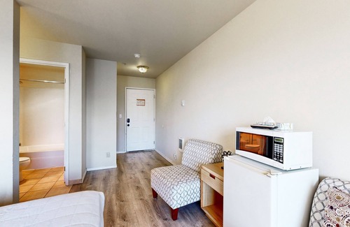 Lincoln City Apartment | Lower-Level Ocean View Studio - Close to the Beach, Dogs Welcome