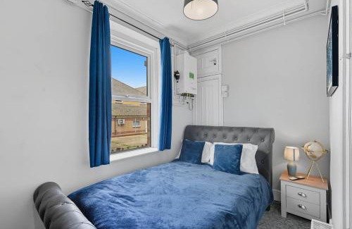 Oulton Broad Apartment | Lowestoft Seaside Escape by Eason Stays, Free Parking next to Sea Front