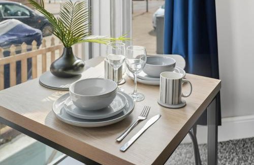 Oulton Broad Apartment | Lowestoft Seaside Escape by Eason Stays, Free Parking next to Sea Front