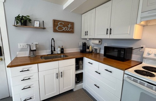 Loyal Heights Apartment | Loyal Sunset Suite: Spacious Studio~Guest Favorite~in Ballard by Golden Gardens!