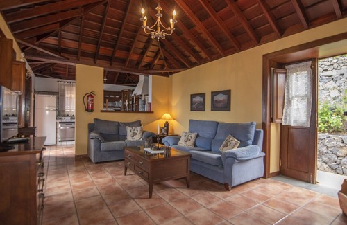 Villa de Mazo Cottage | LP1062 Holiday cottage with shared pool in Mazo