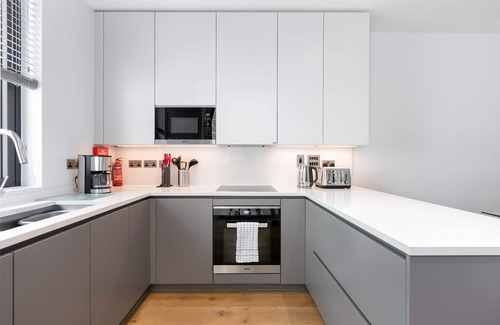 Peninsula House | LT Greenwich 3 Bed-House-Ensuite with Shower