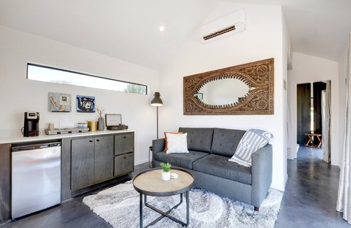 Dripping Springs Cabin | Lucky Arrow Retreat: Porch Houses