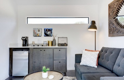 Dripping Springs Cabin | Lucky Arrow Retreat: Porch Houses