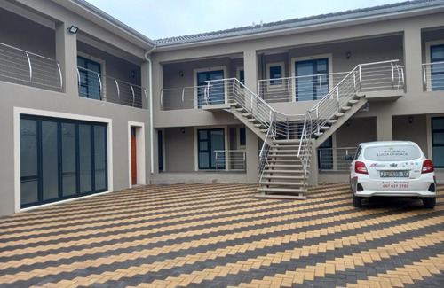 Komani Bed & Breakfast | Lucolo Palace B&B Queenstown