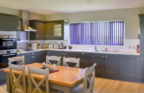 Lincoln House | Lucy's Lodge - Ukc2202