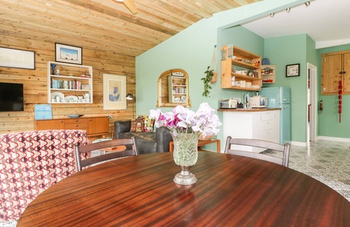 Congresbury Cottage | LULU LOGS, pet friendly, character holiday cottage in Congresbury