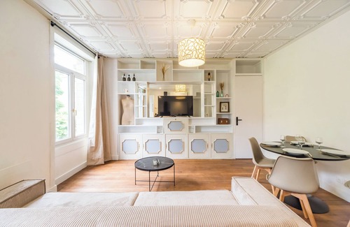 Guingamp Apartment | Luminous, designer cocoon near train station Hôtel Lefort
