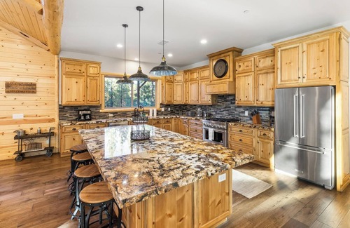 Evergreen Estates Cabin | Luna Lodge by Destination Big Bear : Centrally Located between Snow Summit and Bear Mtn in Beautiful Heavenly Valley Estates! 6 Bedrooms with En-Suites! Spa! Gameroom! Theater Room!