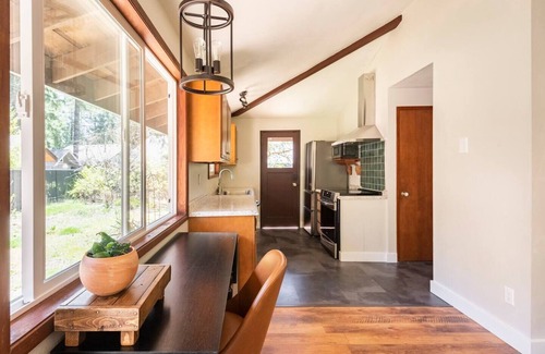 Mount Hood Village House | Lupine Glen: Community Pool, Wifi, Fire, Deck!