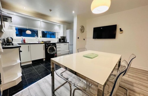 Butetown Apartment | Lush Gated Complex: FastWifi+Parking+Free Coffee&Tea