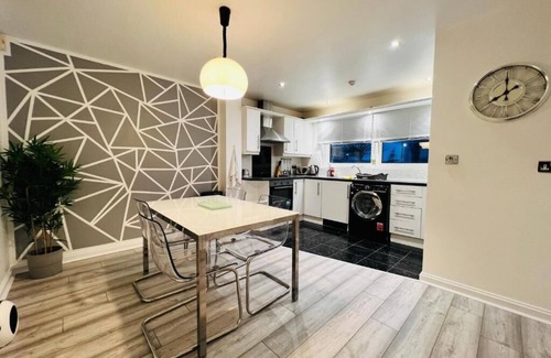 Butetown Apartment | Lush Gated Complex: FastWifi+Parking+Free Coffee&Tea